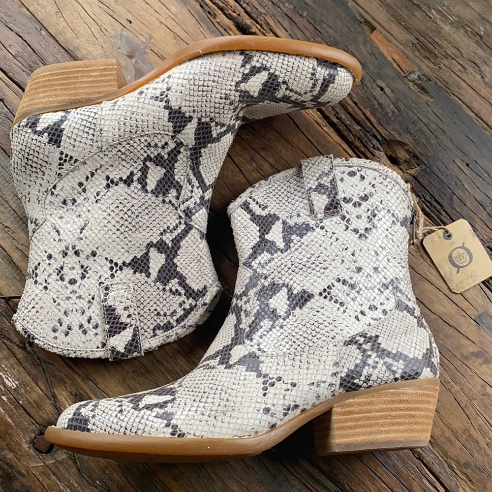 🆕 Born Snakeskin Print Leather Cowgirl Booties